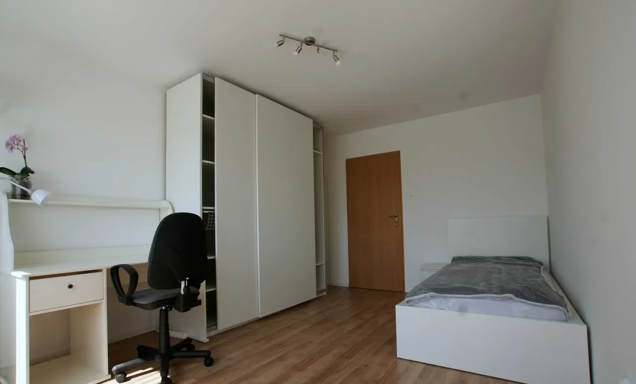 Duży pokój z balkonem Wzgórze Wolności Biziela Zielone Arkady stancja umeblowany - zdjęcie 4