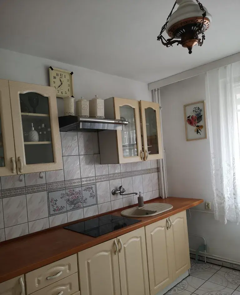 Ustawna kawalerka z oddzielną kuchnią w samym centrum Kołobrzegu - zdjęcie 2