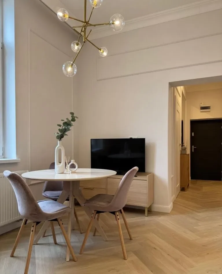 Eleganckie mieszkanie 2-pokojowe w odrestaurowanej kamienicy w centrum Grudziądza - zdjęcie 2