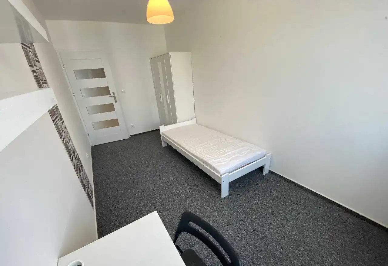 Do wynajęcia pokój jednoosobowy z balkonem przy os.Dywizjonu 303 Galeria Serenada - zdjęcie 2