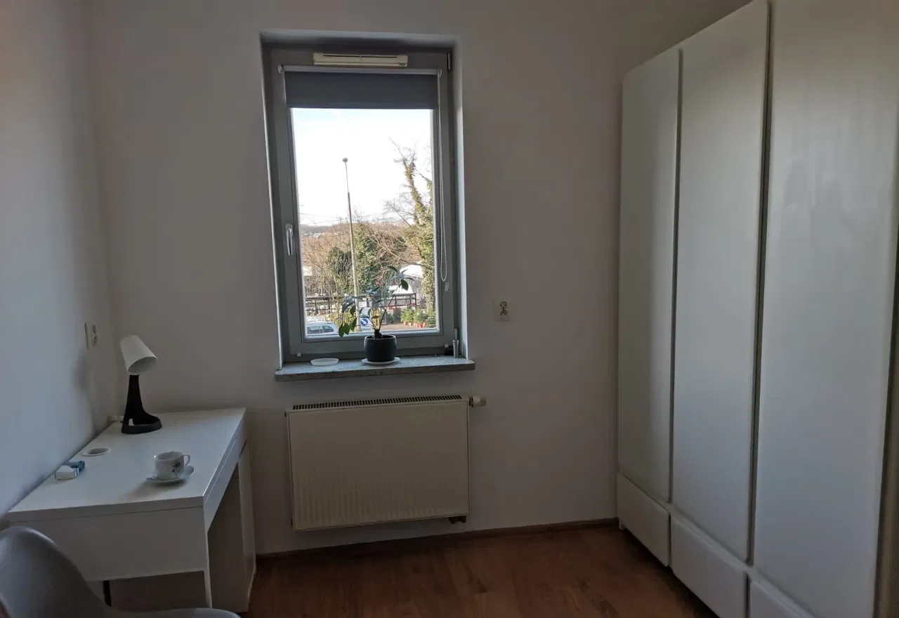 Pokój w nowoczesnym apartamentowcu - zdjęcie 3