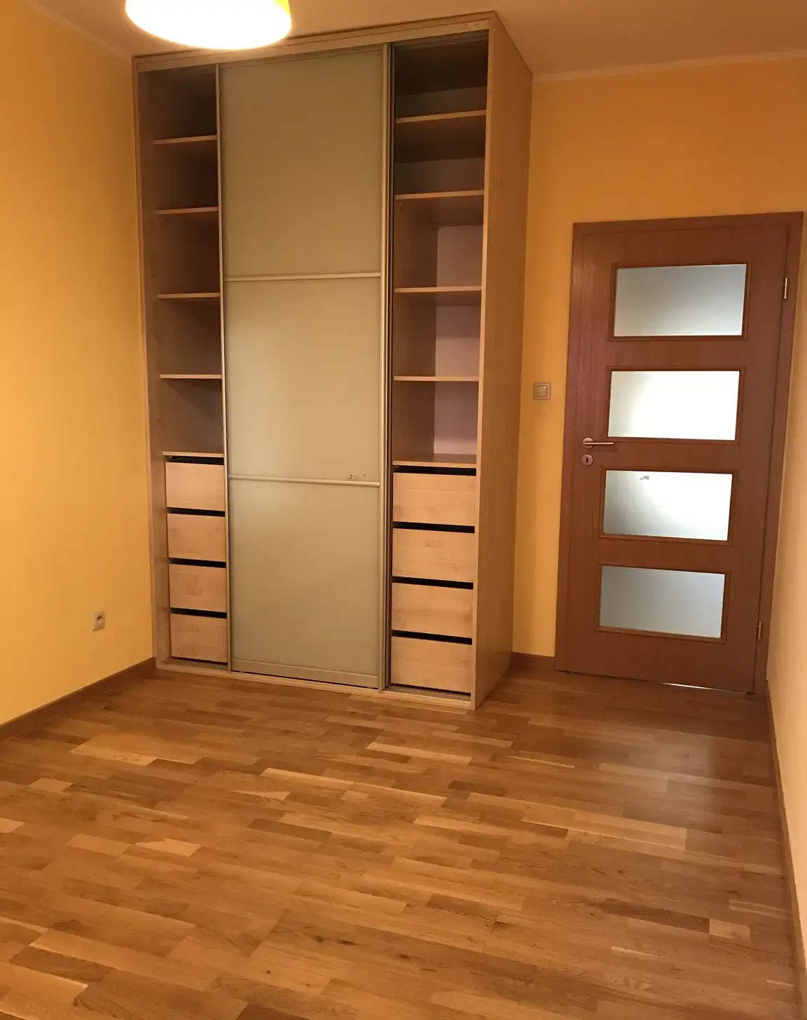 Mieszkanie 3 pokoje + balkon + 2 miejsca garażowe - zdjęcie 9
