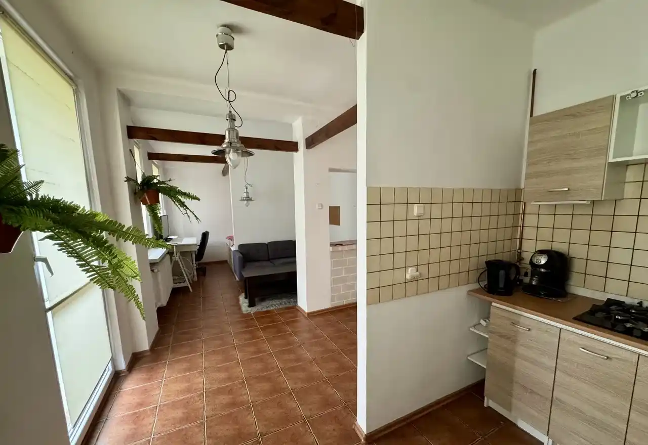 Koszutka, klimatyczne STUDIO
Z BALKONEM na całą szerokość mieszkania