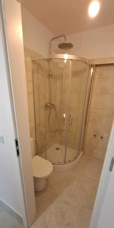 Pokój dwuosobowy z łazienką w hostelu Gościniec - zdjęcie 3