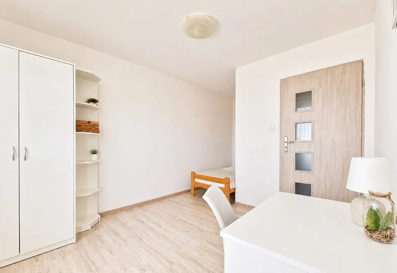 Pokój nr 4 z balkonem przy ul. Piastów 42C - zdjęcie 3