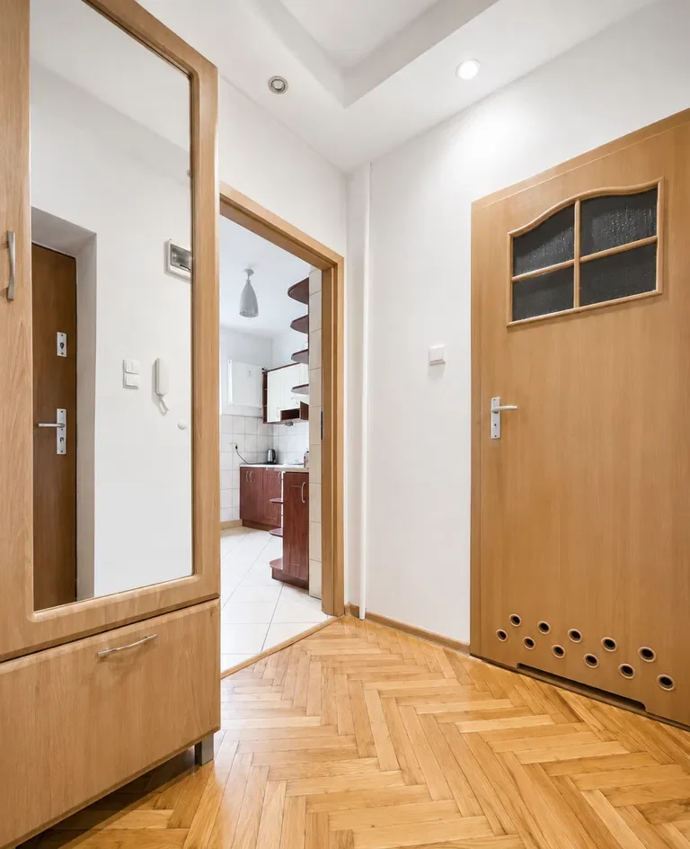 KAWALERKA Z ODDZIELNĄ KUCHNIĄ W ŚCISŁYM CENTRUM - zdjęcie 8