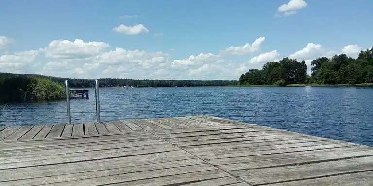Dom z dojściem do jeziora Hartowiec -  Warmia Mazury, plaża, pomost - zdjęcie 4