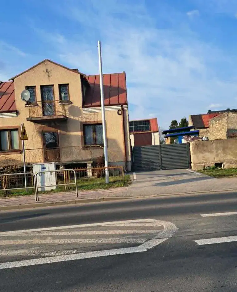 Wynajmę dom mieszkalny ogrodzony z bramą automatyczna. - zdjęcie 2