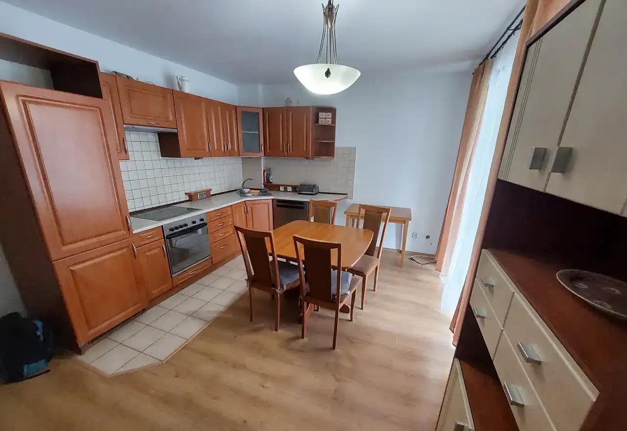 Mieszkanie 45 m² z balkonem i windą; blisko stacji kolejowej.