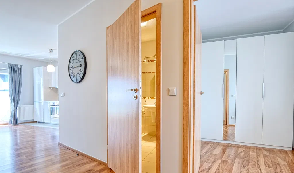 Przestronne mieszkanie w apartamentowcu przy rzece - zdjęcie 8