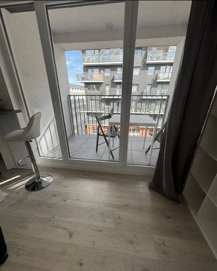 Nowoczesna kawalerka z dużym balkonem w Śródmieściu - zdjęcie 3