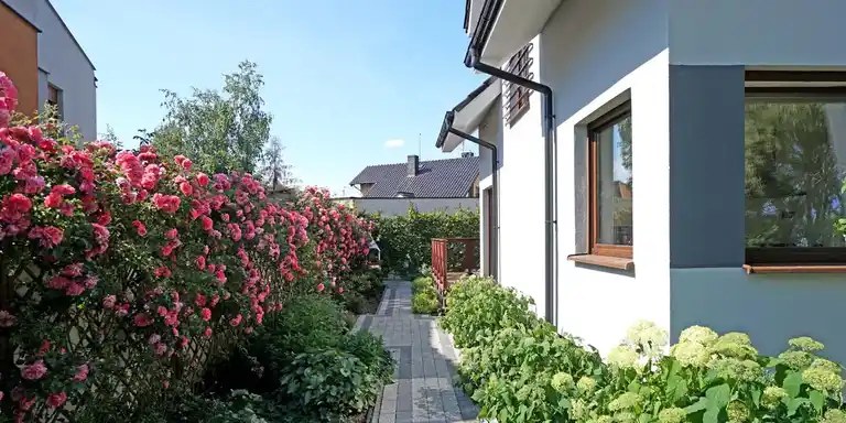 Bliźniak z GARAŻEM i przytulnym OGRODEM /FILM - zdjęcie 4