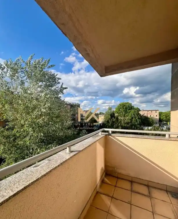 Przestronna kawalerka 40 m² z balkonem, garażem i komórką - zdjęcie 9