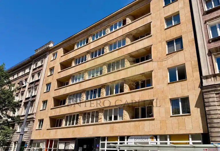 Kawalerka w modernistycznej kamienicy przy ul. Marszałkowskiej