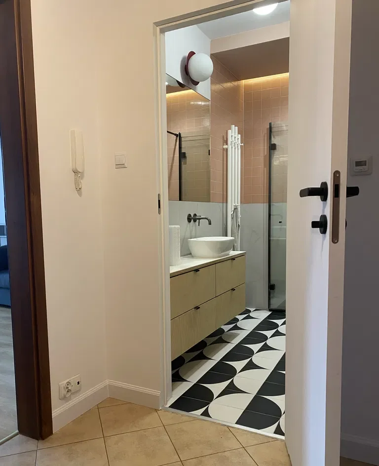Dwupokojowe z oddzielną kuchnią i balkonem na ogrodzonym osiedlu. - zdjęcie 4