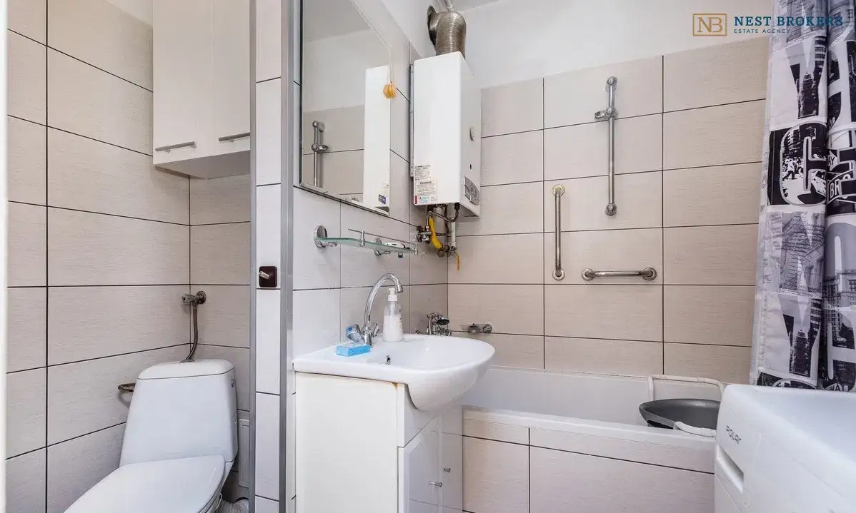 Dobrze skomunikowana Kawalerka z oddzielną kuchnia - zdjęcie 10