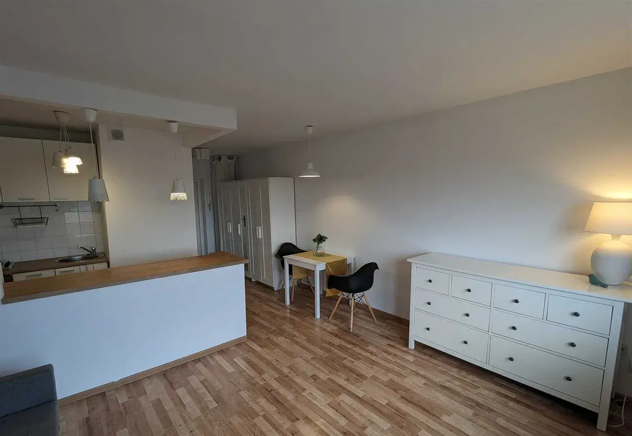 Przytulna kawalerka z panoramą miasta - zdjęcie 4