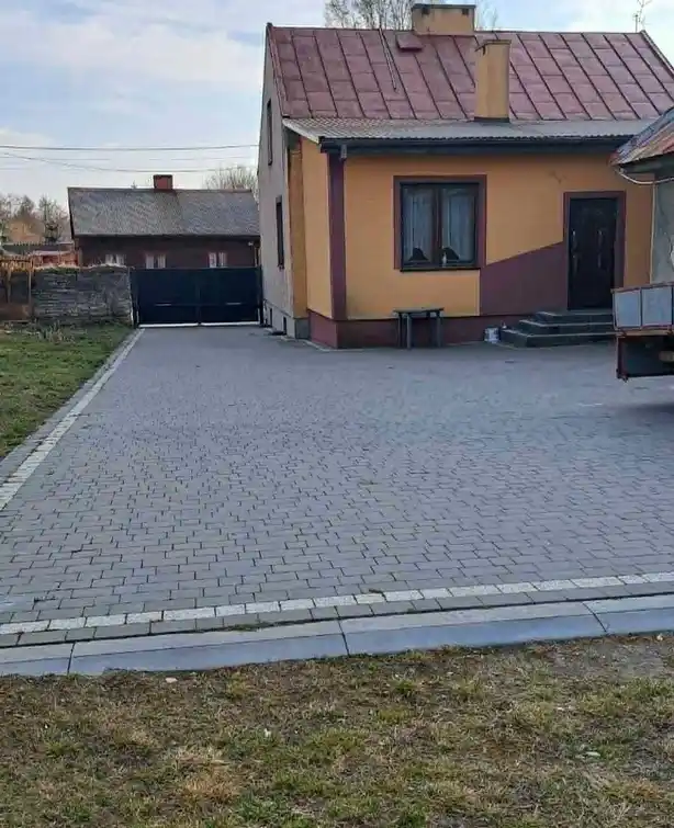 Wynajmę dom mieszkalny ogrodzony z bramą automatyczna.