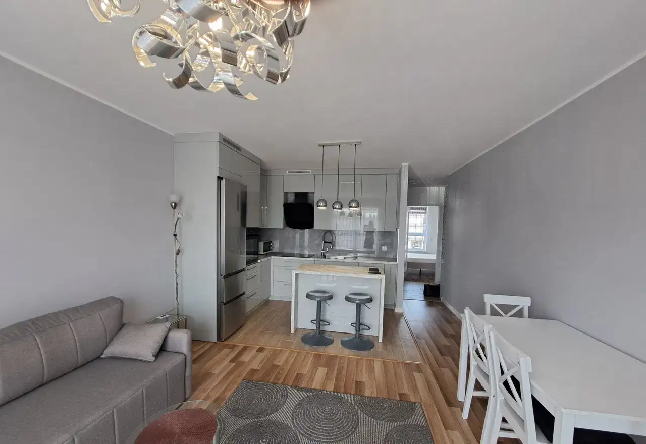 Pierwsze piętro, trzy pokoje, balkon- wysoki standard