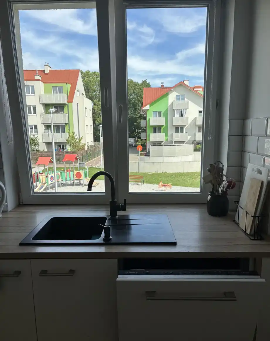 Duży pokój z balkonem w nowym budownictwie - zdjęcie 7