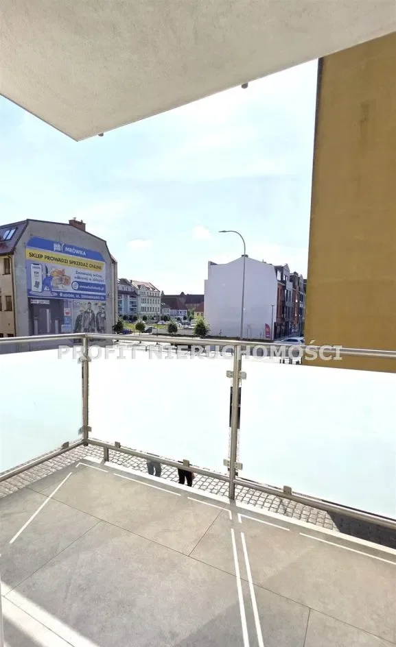 Przestronne mieszkanie z balkonami i parkingiem - zdjęcie 7