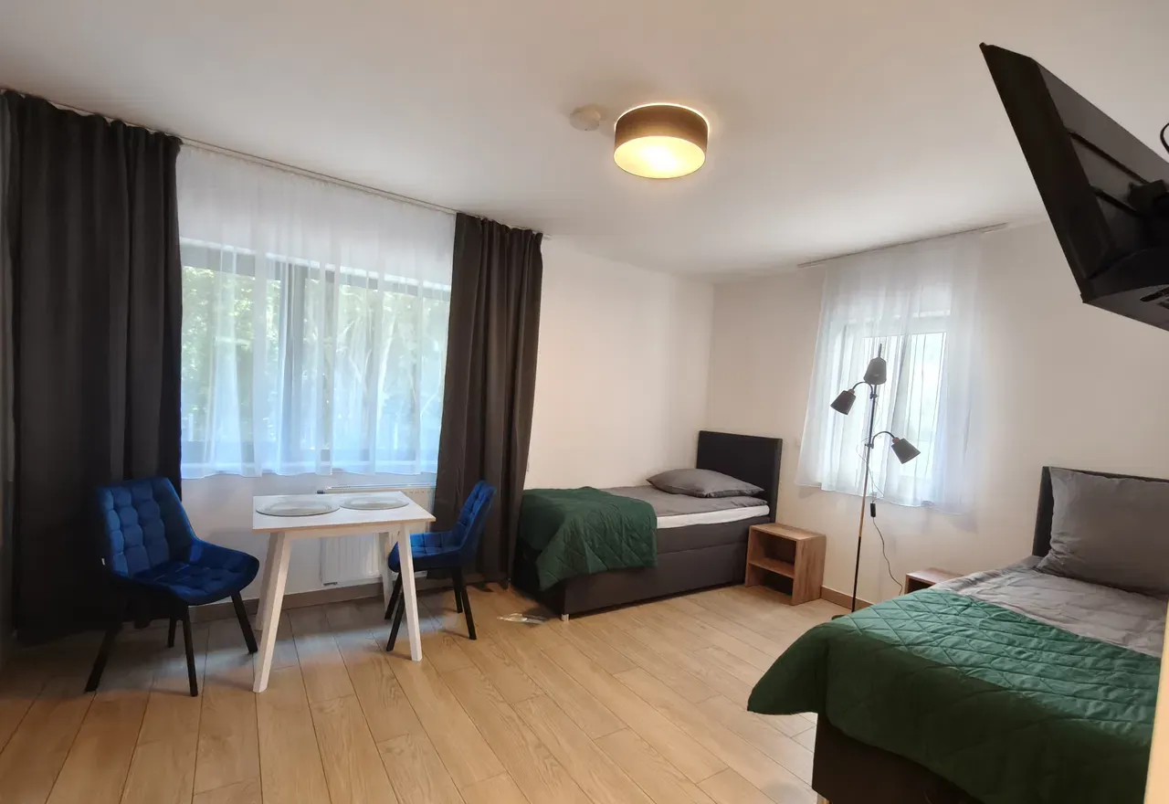 MIEJSCE W POKOJU DWUOSOBOWYM Z ŁAZIENKĄ W NOWYM DOMU W PRUSZKOWIE - zdjęcie 2