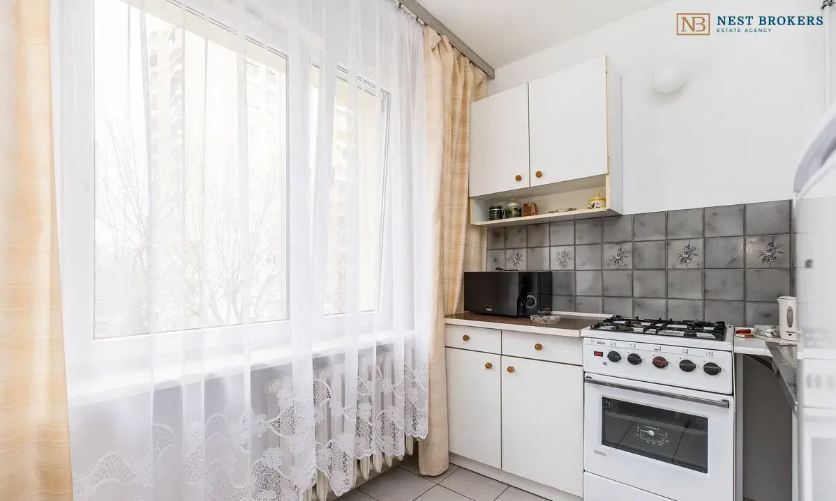 Dobrze skomunikowana Kawalerka z oddzielną kuchnia - zdjęcie 8