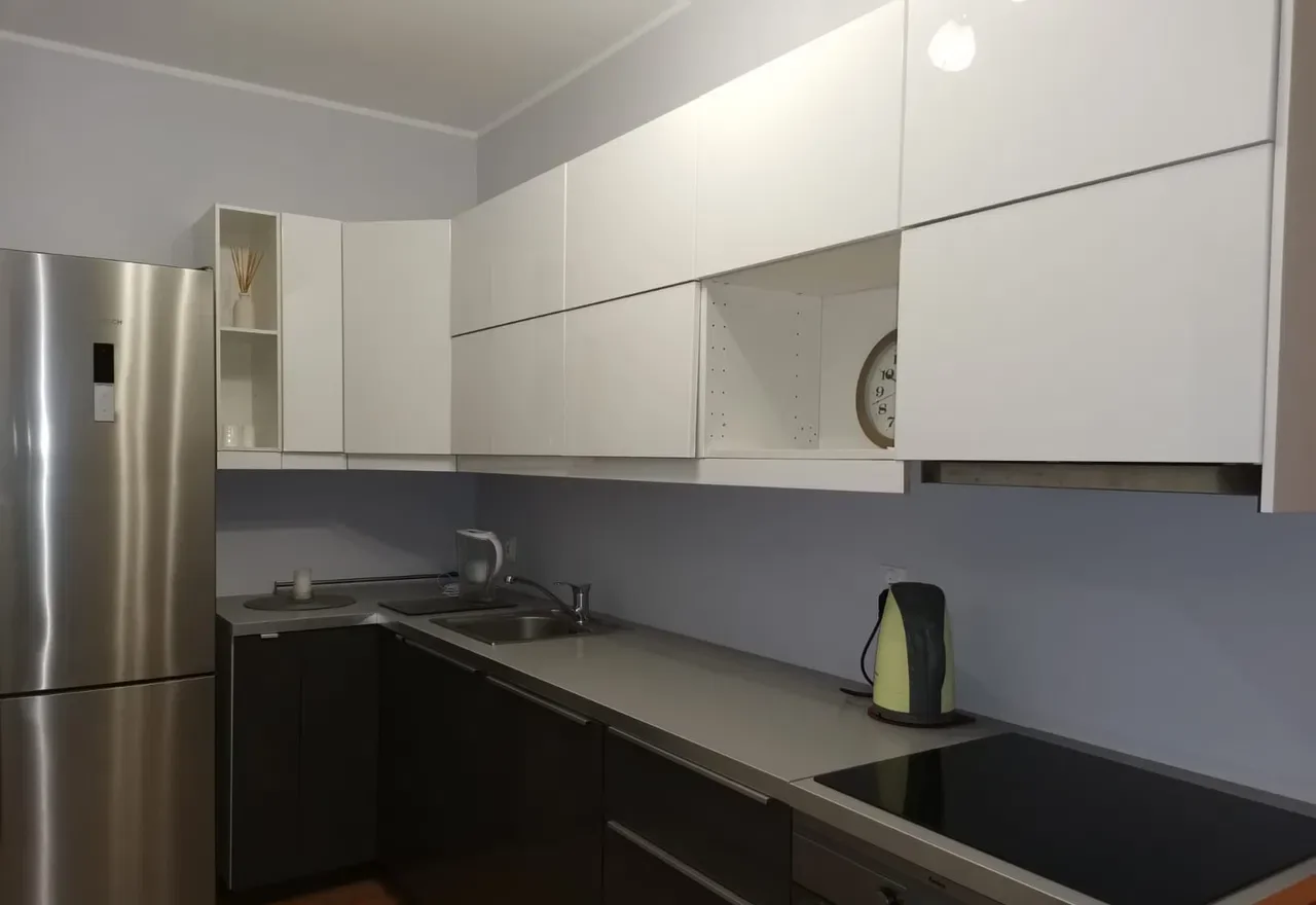 Pokój w nowoczesnym apartamentowcu - zdjęcie 5