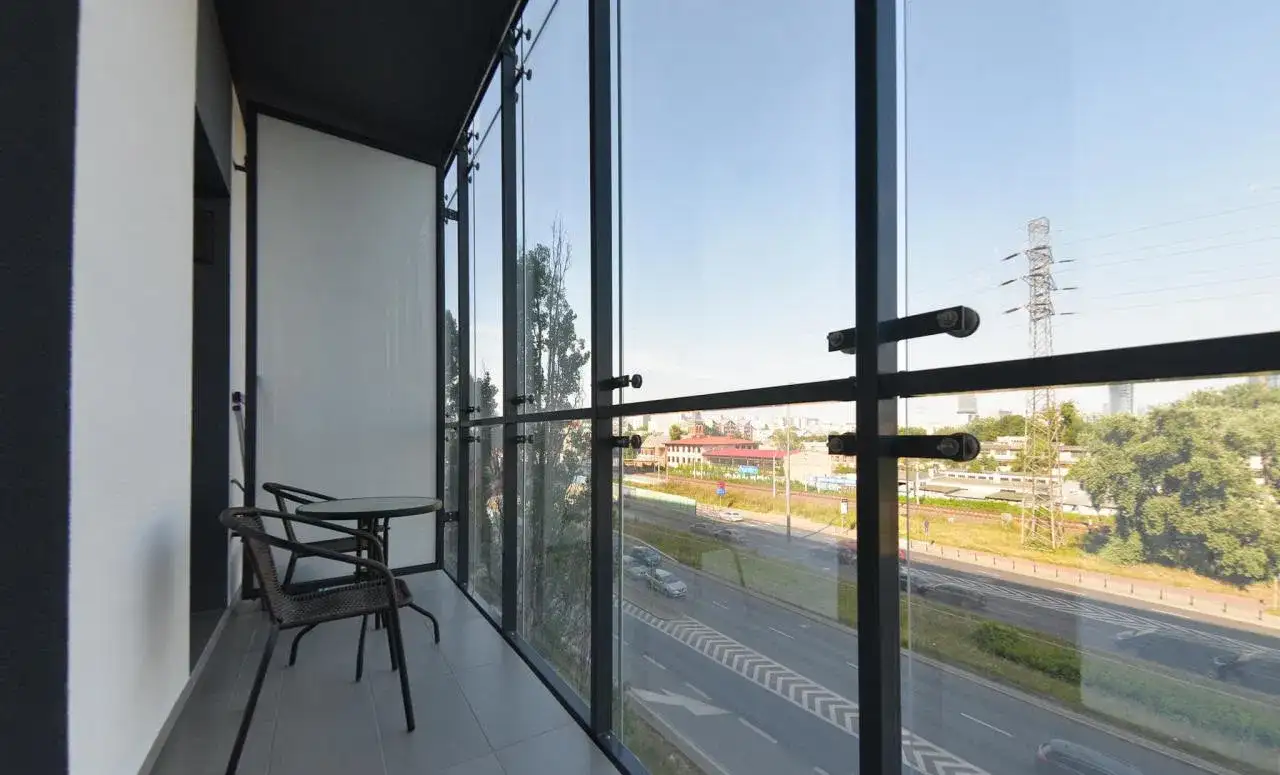 Nowoczesna kawalerka z klimatyzacją i przeszklonym balkonem | Bliska - zdjęcie 7