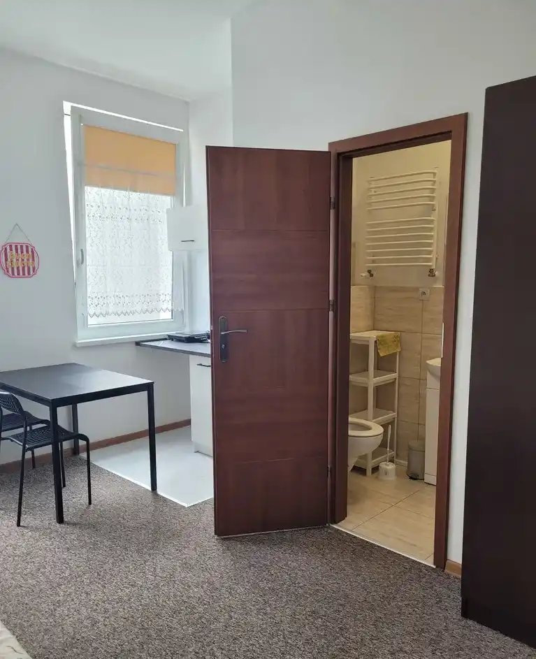 Do wynajęcia pokój z aneksem kuchennym i własną łazienką centrum - zdjęcie 4