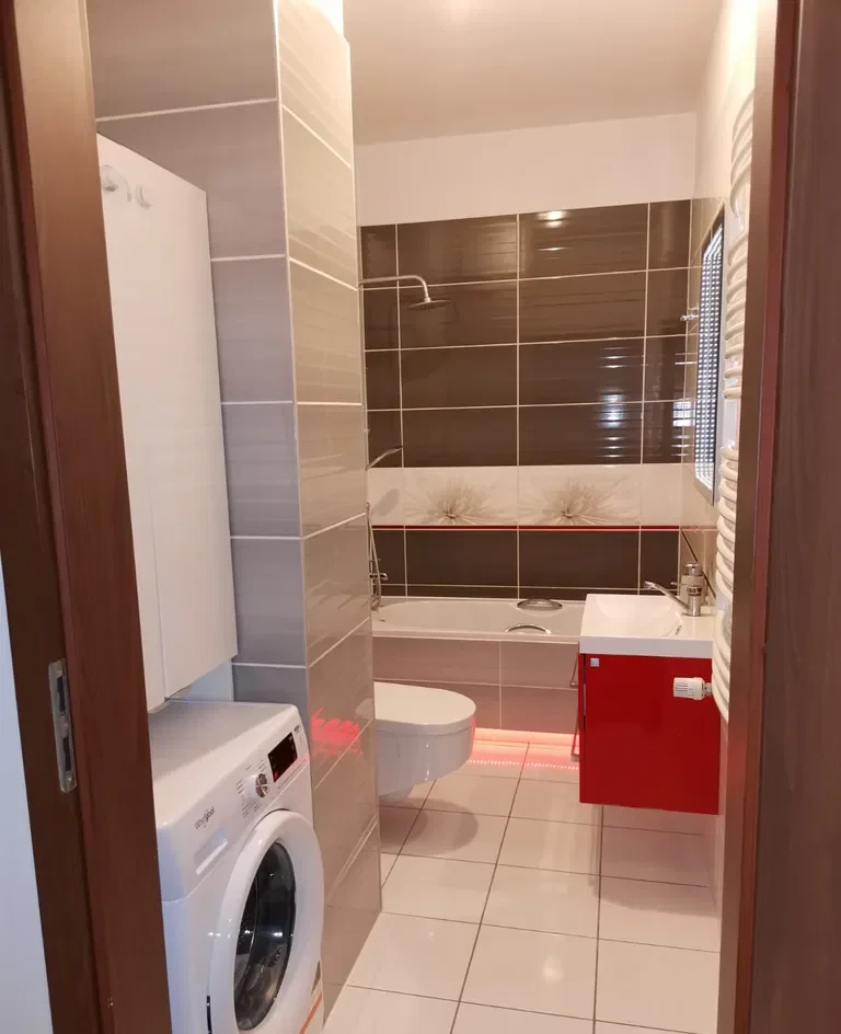 Pokój w nowoczesnym apartamentowcu - zdjęcie 4