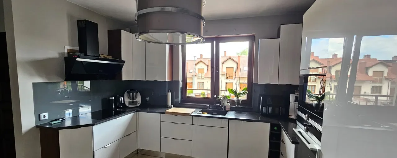 Dom szeregowy z garażem i klimatyzacją, 180 m² w CENTRUM - zdjęcie 2