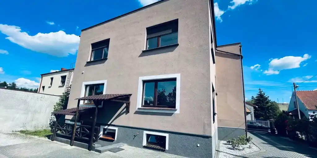 Dom z pełnym wyposażeniem / 10 pokoi / 3 łazienki / 2 kuchnie / pracownicy