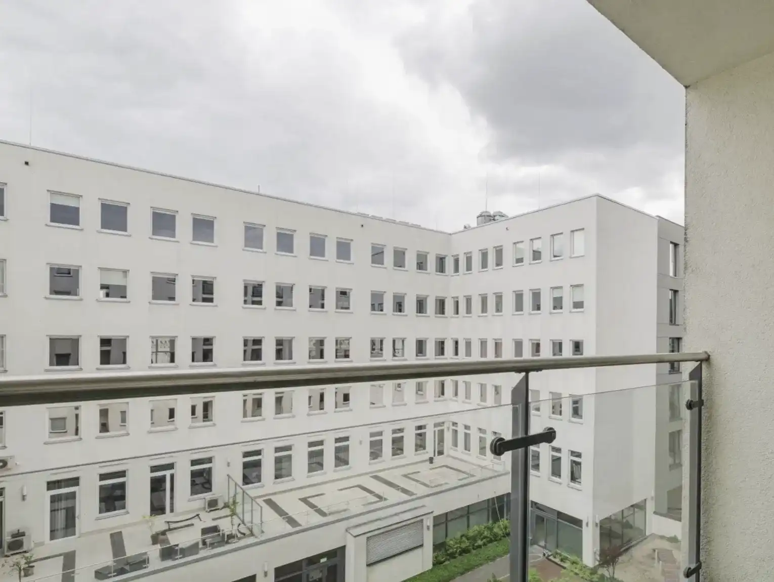 Przytulne jasne i ciche mieszkanie w centrum miasta z windą i balkonem - zdjęcie 6