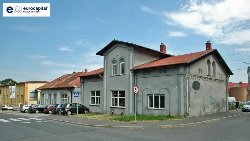 Kamienica w centrum miasta z własnym parkingiem!