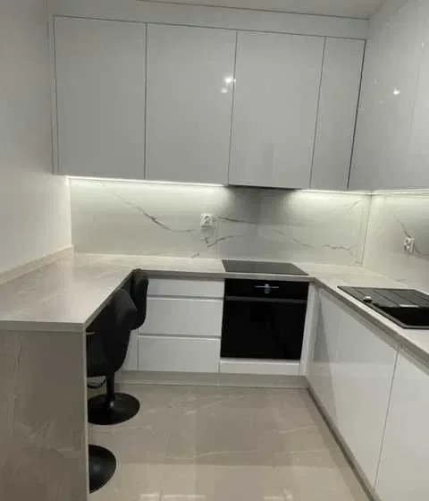 Wynajmę bezpośrednio dwupokojowe mieszkanie 45m2 z miejscem postojowym w apartamentowcu ul. Angielska 32. - zdjęcie 2