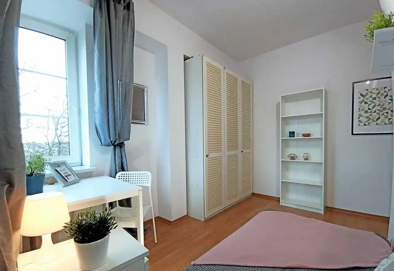 Pokój z dużą szafą na Okęciu - zdjęcie 2