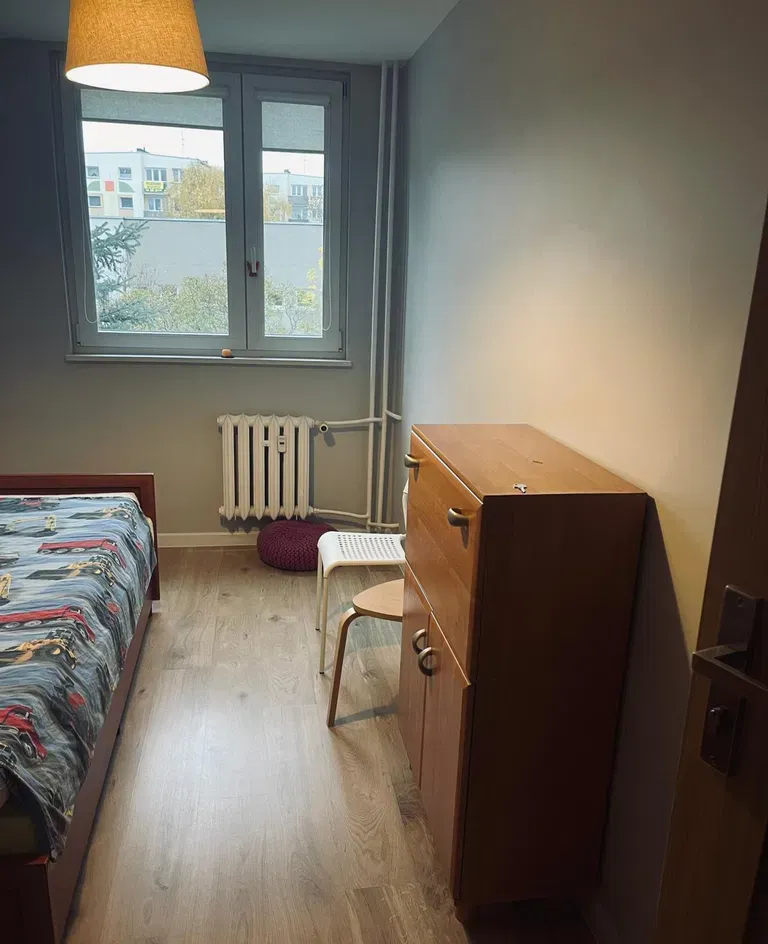Pokój 18 m2 w mieszkaniu 3-pokojowym, 63 m2 - zdjęcie 2