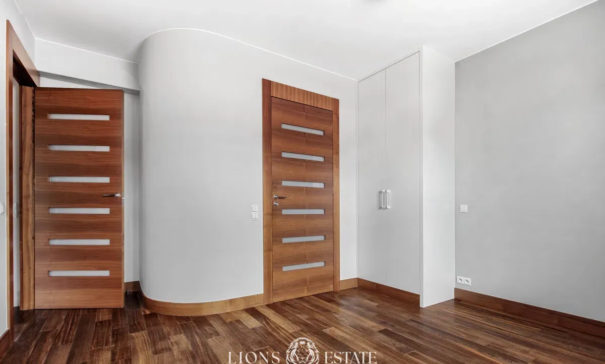 Nowoczesny apartament przy Łazienkach Królewskich w Warszawie - zdjęcie 8