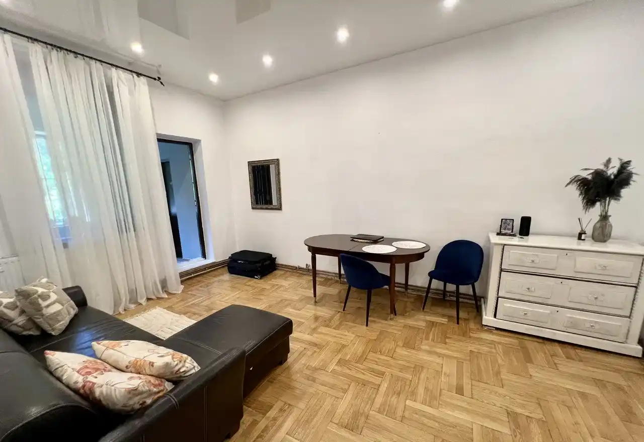 Przestronne 2 pokoje w domku, parking, duży ogród, blisko METRA - zdjęcie 2
