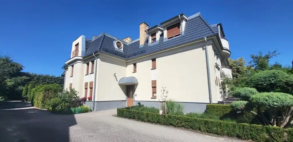 Mieszkanie w miejskiej willi wokół zieleni
