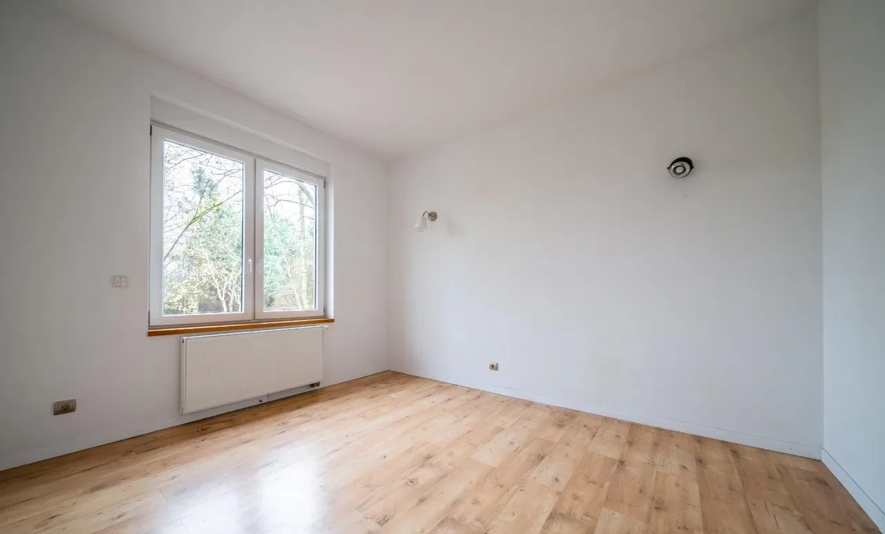 Parterowy Dom 330 m² z patio i leśnym ogrodem - zdjęcie 9