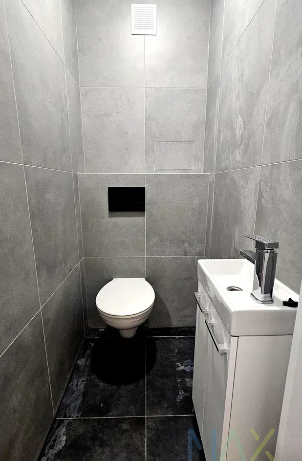 Swieżo wyremontowane 2 pokoje z dużym balkonem - zdjęcie 7
