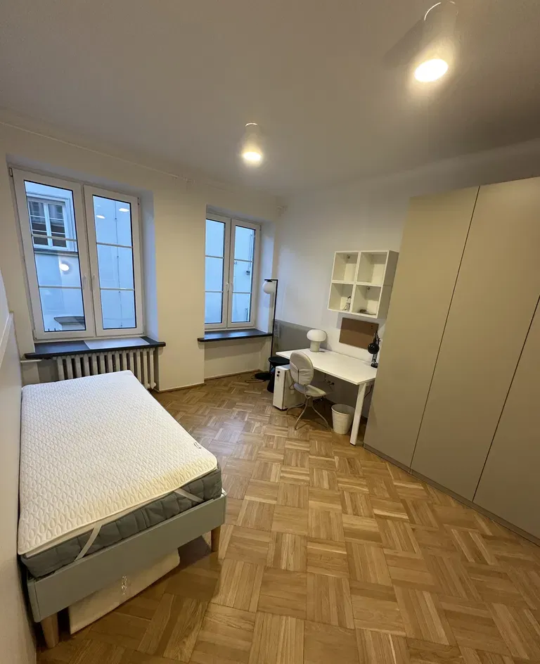 POKÓJ W CENTRUM STAREGO MIASTA W WARSZAWIE W 4 OSOBOWYM MIESZKANIU