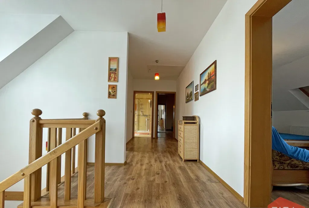 Wygodny dom z dużym ogrodem i garażem - zdjęcie 10