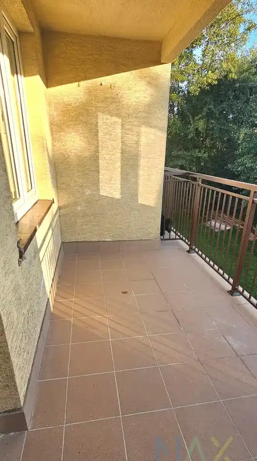 Swieżo wyremontowane 2 pokoje z dużym balkonem - zdjęcie 8