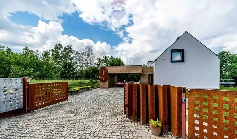 Nowoczesny dom z ogrodem i stawem w Chybach - zdjęcie 2