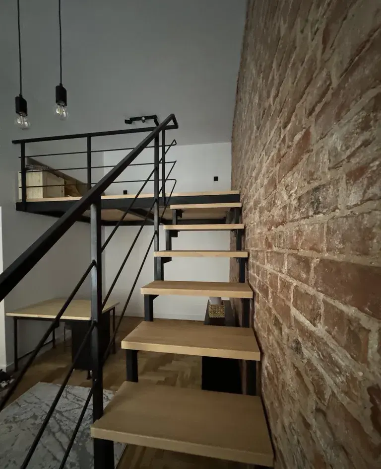 Loftowe 48 m² w kamienicy przy Koneserze, antresola, po remoncie - zdjęcie 8
