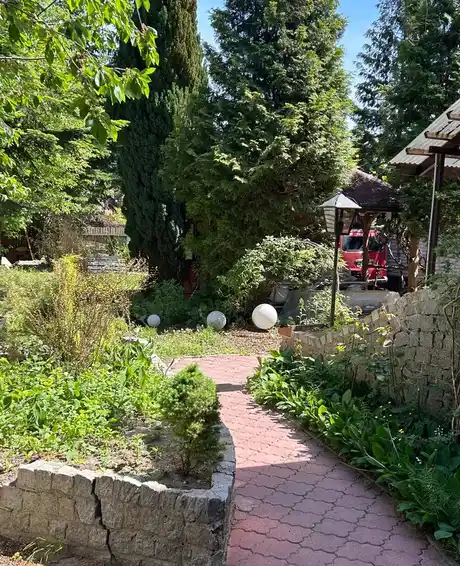 Dom jednorodzinny w doskonałej lokalizacji, wśród drzew i zieleni - zdjęcie 3