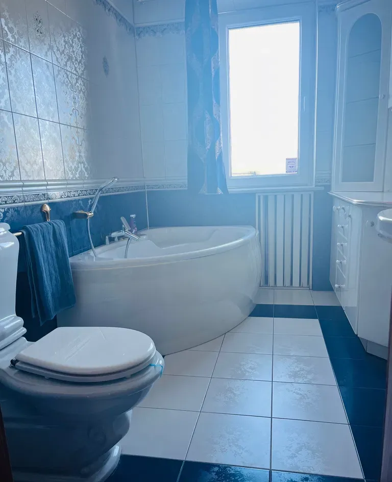 Przestronny ,zadbany dom z pięknym dużym ogrodem. - zdjęcie 4